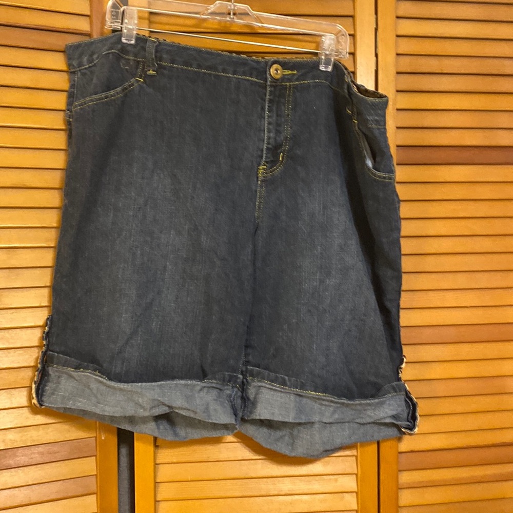 Amimal print details in a cute jean shorts